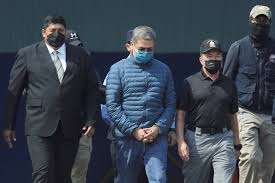 Tramp narkotik ticarətinə görə həbs olunan sabiq prezidenti əfv etdi
