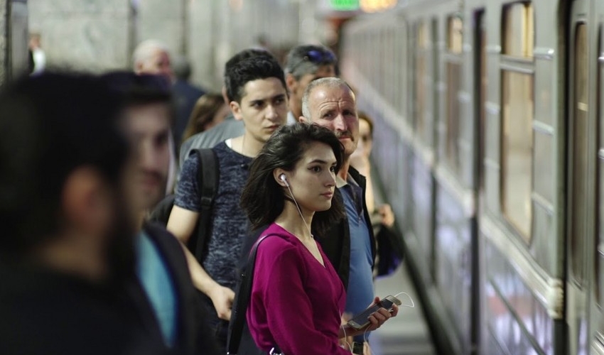 Metroda qıza qarşı əxlaqsızlıq edib yumruqla vurdu