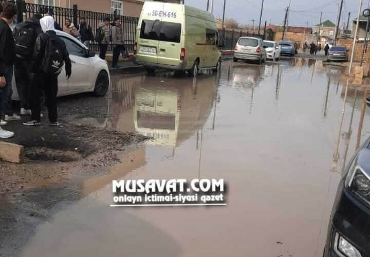 Abşeronda biabırçı mənzərə: məktəb yolu bataqlığa çevrildi – uşaqlar palçıq içində dərsə gedir – VİDEO