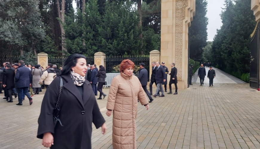 Dövlət və hökumət rəsmiləri Fəxri xiyabanı ziyarət edirlər