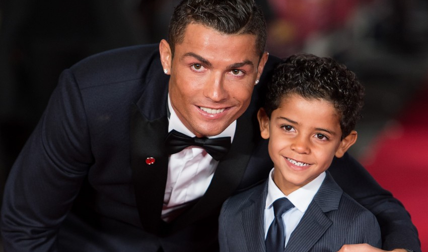 Ronaldo oğluna telefon işlətməyi qadağan edib