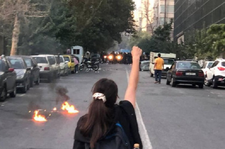 Tehranda hökumət qüvvələri gənc qızı gözündən yaraladılar - VİDEO