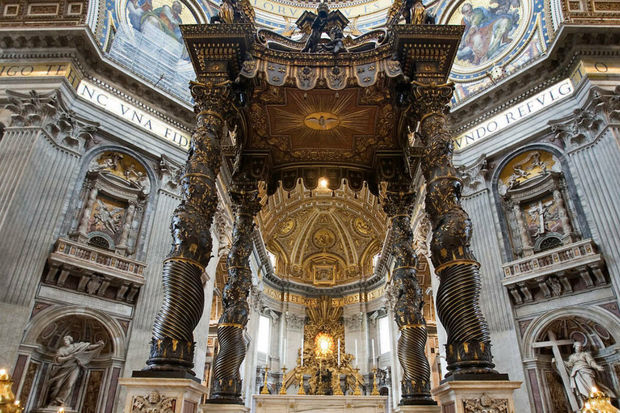 В ватиканском соборе Святого Петра голый мужчина забрался на алтарь