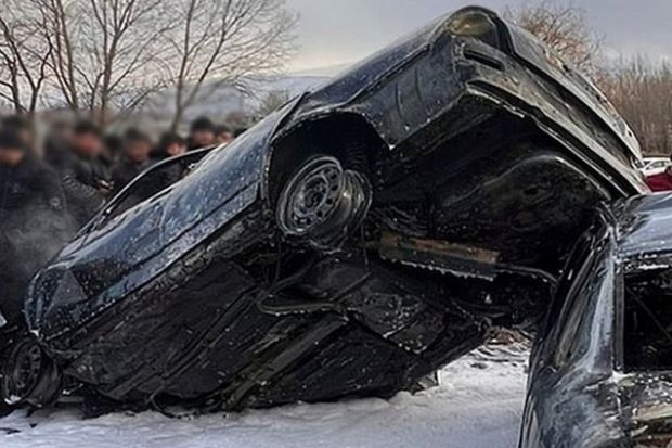 Ermənistanda iki avtomobil toqquşub: 6 nəfər yanaraq ölüb
