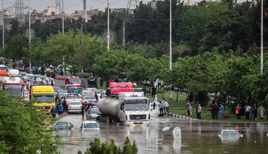 İranı sel vurub-Yollar iflic, parklar bağlı