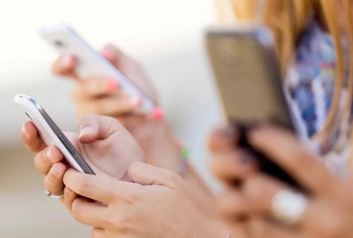 Nevroloq telefondan çox istifadənin təhlükələrindən DANIŞDI