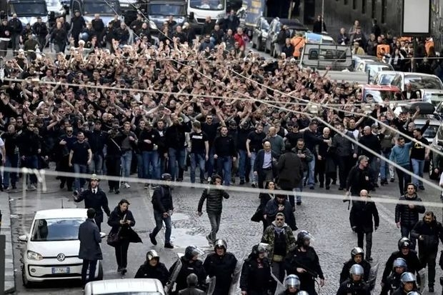 Neapolu bir-birinə qatan alman azarkeşlərlə polis arasında insident: Xəsarət alanlar var - VİDEO