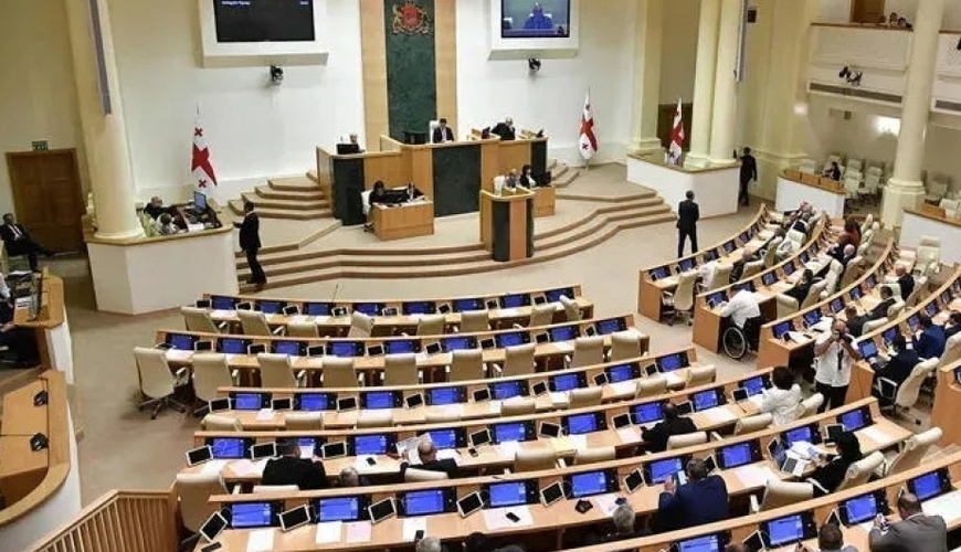 Gürcüstan parlamentində gərgin müzakirə - müxalifətçilər zaldan çıxarılıb