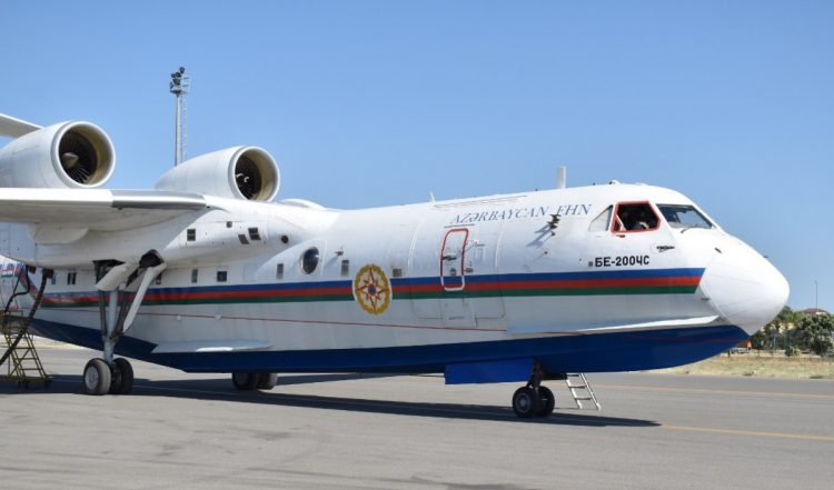 Азербайджанский самолет-амфибия приступил к тушению лесных пожаров в Турции -