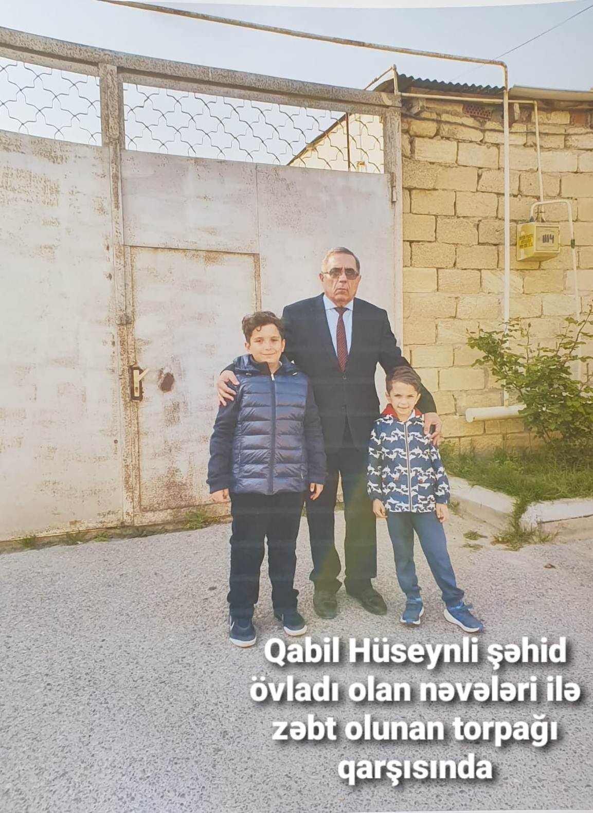 Qabil Huseynli neveleri ile.jpg (223 KB)