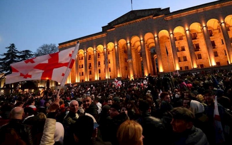 Tiflisdə etirazçılar parlament binasına girmək istədi, polislə qarşıdurma