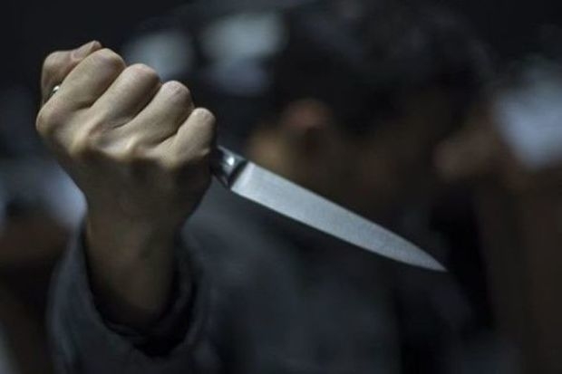 В Баку мужчина и женщина нанесли друг другу ножевые ранения