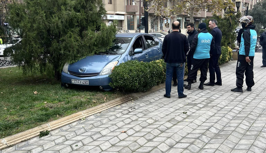 Bakıda “Prius” hasarı dağıdıb parka girdi- FOTO