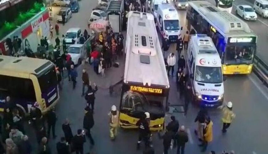 İstanbulda avtobus dayanacağa çırpılıb: yaralılar arasında azərbaycanlı da var - VİDEO
