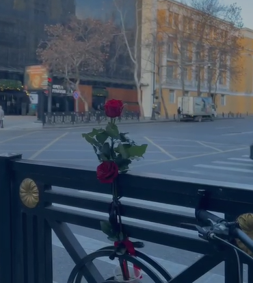 “Sahil” metrosu yaxınlığında hər gün dəmir çəpərlərə qızıl güllər bağlanır – Səbəbi məlum oldu - VİDEO