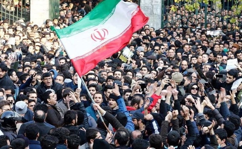 İranda neft şirkətinin işçiləri də etirazlara qoşuldu - VİDEO