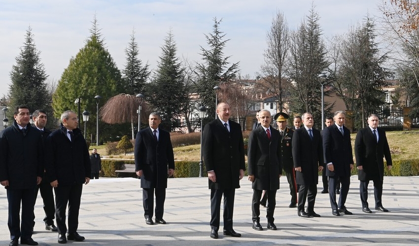 Prezident Ankarada Ulu Öndər Heydər Əliyevin abidəsini ziyarət edib