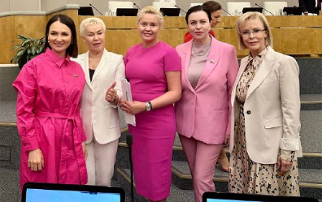 Rus deputatlar iclasa “Barbie” geyimində gəldilər