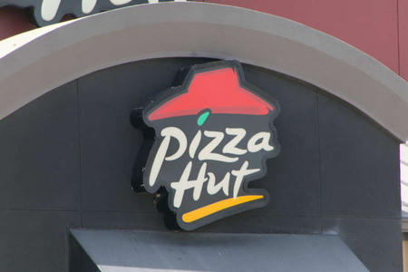 Призвали к бойкоту Pizza Hut из-за рекламы книги о "детях-трансвеститах"-