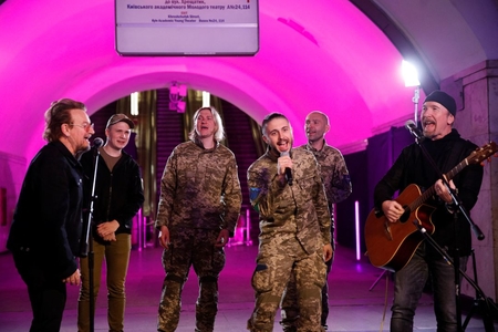 Məşhur rok ulduzu Kiyev metrosunda konsert verib - Video, fotolar