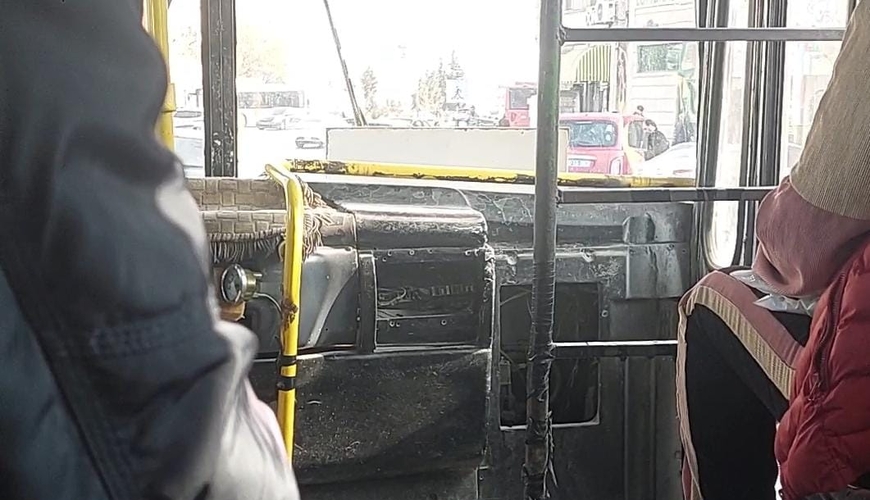 “Bizə niyə kənd avtobusu münasibəti göstərilir?” – Saraya gedən marşrutdan bərbad GÖRÜNTÜ