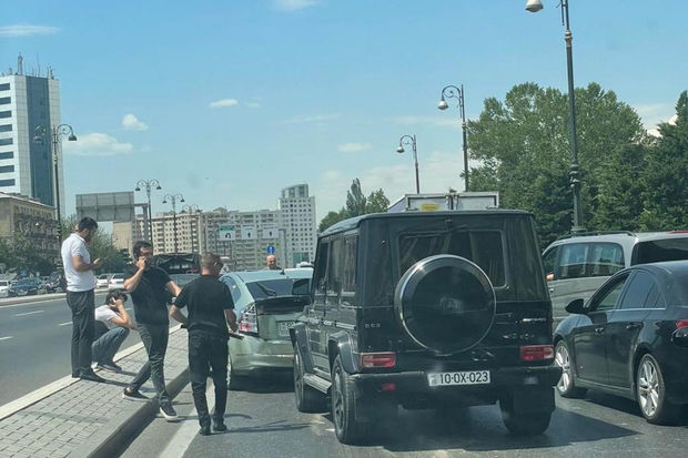 Bakıda “Gelandewagen” “Toyota Prius”u əzdi