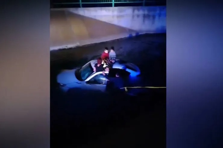 Maşın kanala aşdı: 2-si uşaq olmaqla 4 nəfər xilas olundu - VİDEO