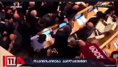 Gürcüstan parlamentində deputatlar bir-birini yumruqladı - ŞOK VİDEO