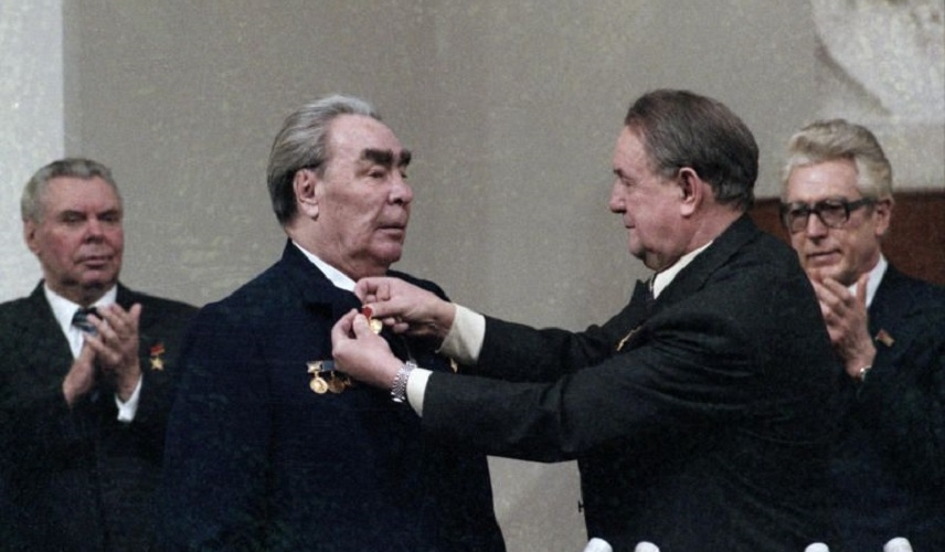 “Lenin mükafatı”, “Stalin mükafatı” – Brejnev təkcə orden-medal yox, pul mükafatlarını da həvəslə alıb