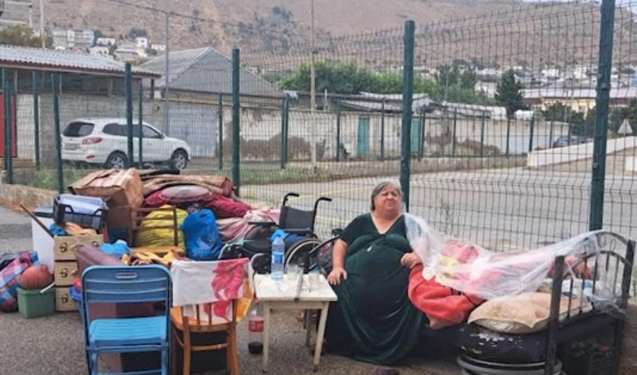 Kirayə pulunu ödəyə bilmədiyi üçün küçəyə atılan yaşlı qadın niyə sığınacağa yerləşdirilmir?