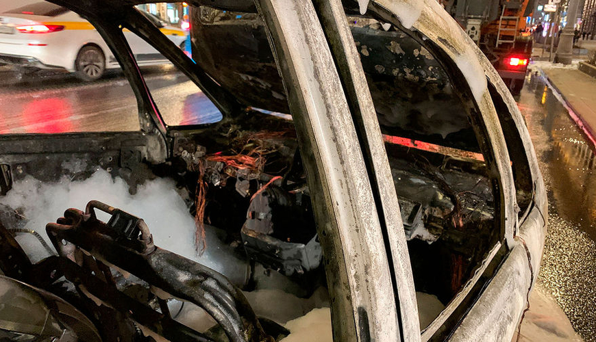 Sankt-Peterburqda miqrant sürücünün avtomobilini yandırıblar