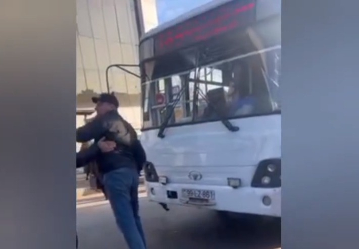 Bakıda avtobus sürücüsü ilə sərnişin arasında dava: Sürücü BNA-ya çağırıldı - VİDEO