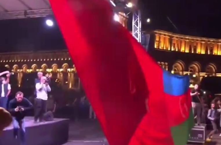 В Ереване сожгли флаги Азербайджана и Турции - ВИДЕО