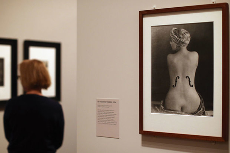Работа Мана Рэя стала самой дорогой фотографией в истории