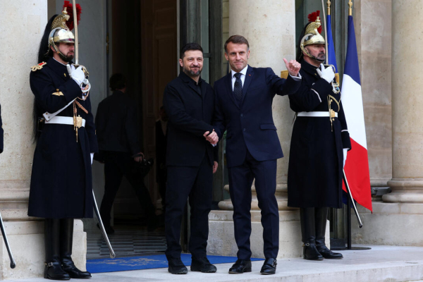 Макрон тепло встретил Зеленского