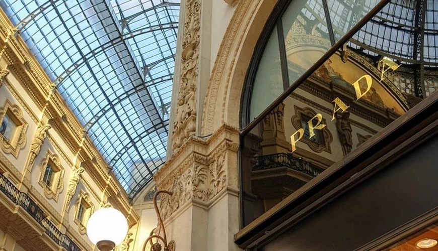 Prada завершила покупку Versace