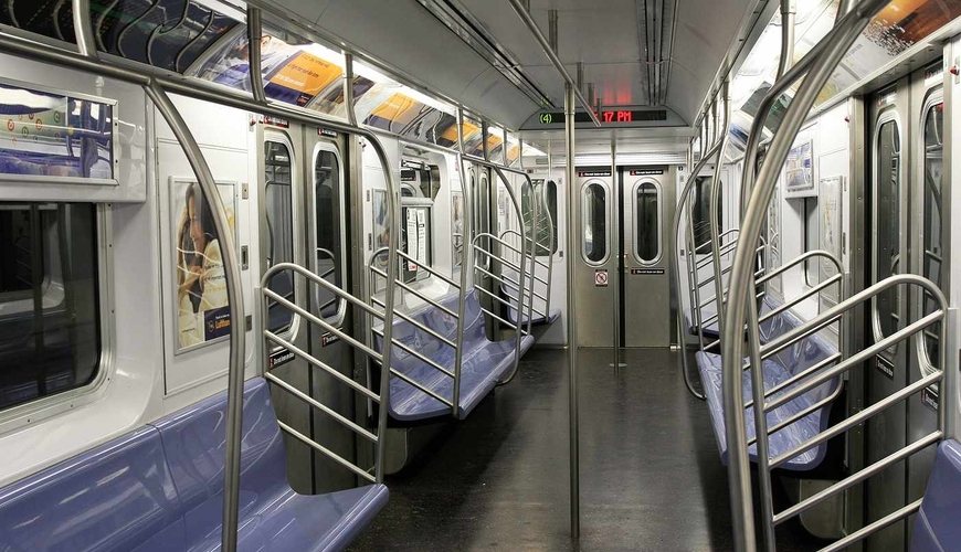 Yaşlı kişidən metroda şok hərəkət - Heç nəyi vecinə almadan... - FOTO