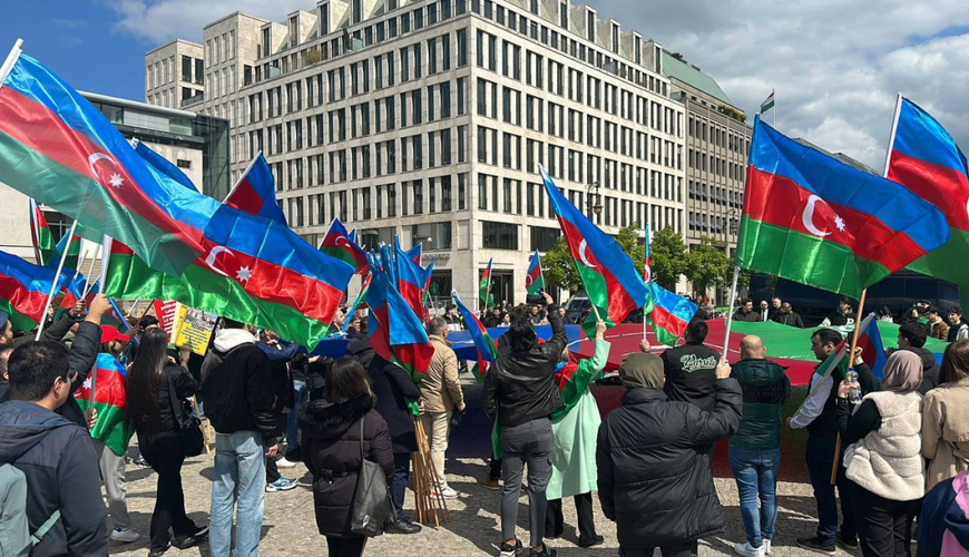 Азербайджанцы встретили Ильхама Алиева в Берлине с ликованием - ВИДЕО