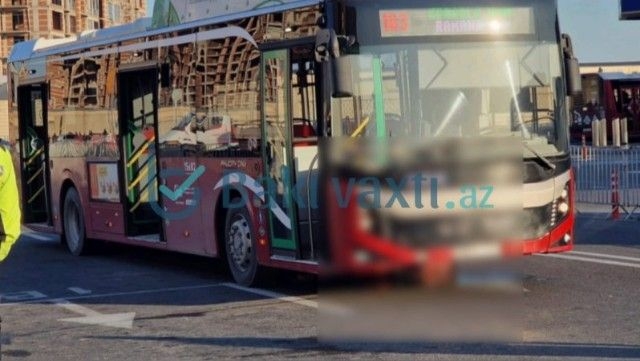 Piyada avtobusun altında qalıb öldü - Bakıda dəhşətli qəza - FOTO