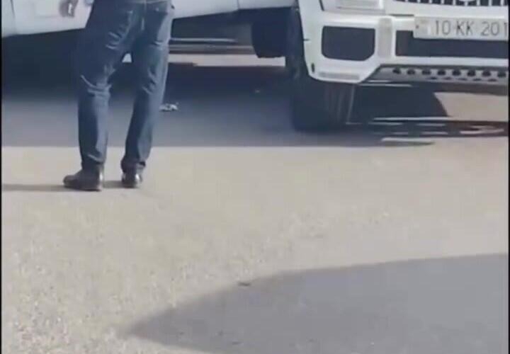 Bakıda bahalı QƏZA: Avtobus 2 lüks avtomobilin arasında qaldı - VİDEO