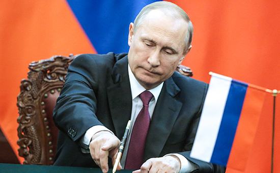 Putin qiymət tavanına əməl edənlərə neft satışının qadağan olunması müddətini artırdı