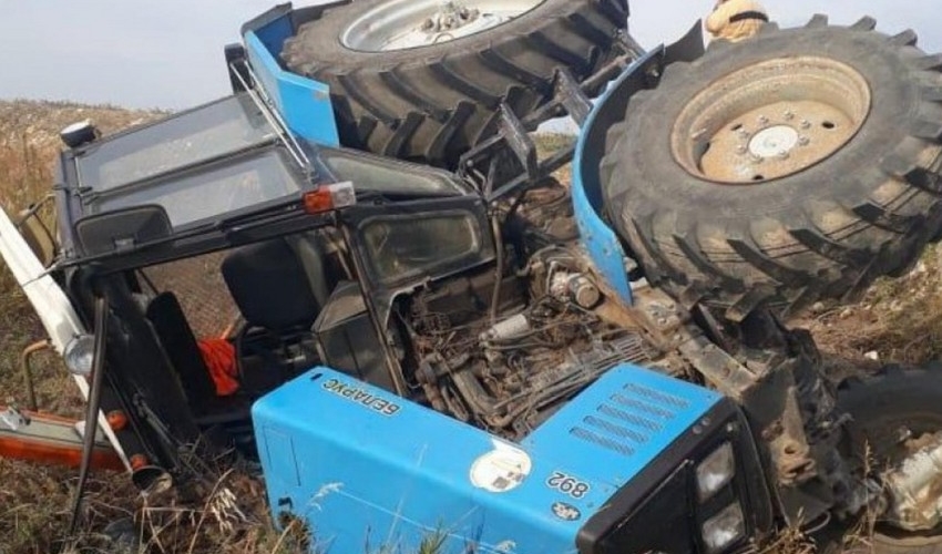 Şəkidə traktor aşıb - 2 nəfər ölüb