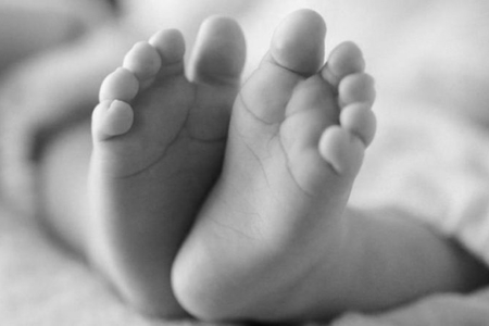 В Баку тело новорожденного мальчика выбросили на обочину дороги