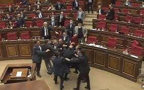 Ermənistan parlamentində dava-VİDEO  