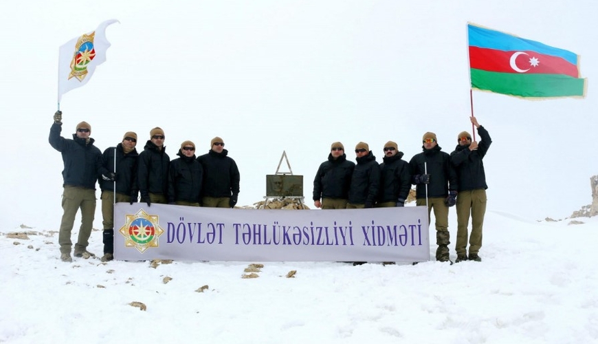 Сотрудники СГБ водрузили на пике Гейдара флаг Азербайджана