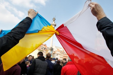 Украина получит от Польши почти миллиард долларов срочной помощи