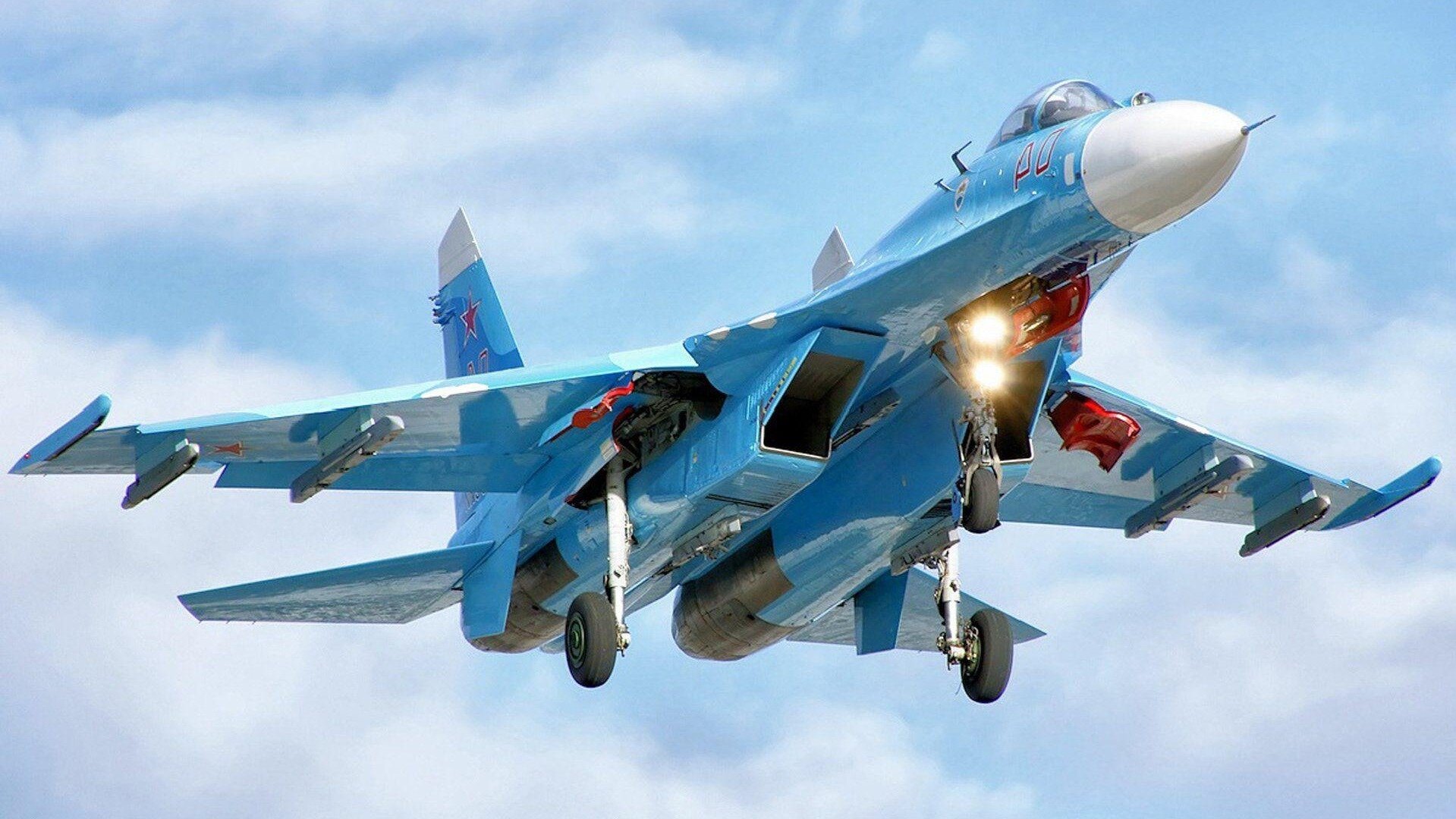 Sukhoi_su-27_blue_flying_in_sky.jpg (347 KB)