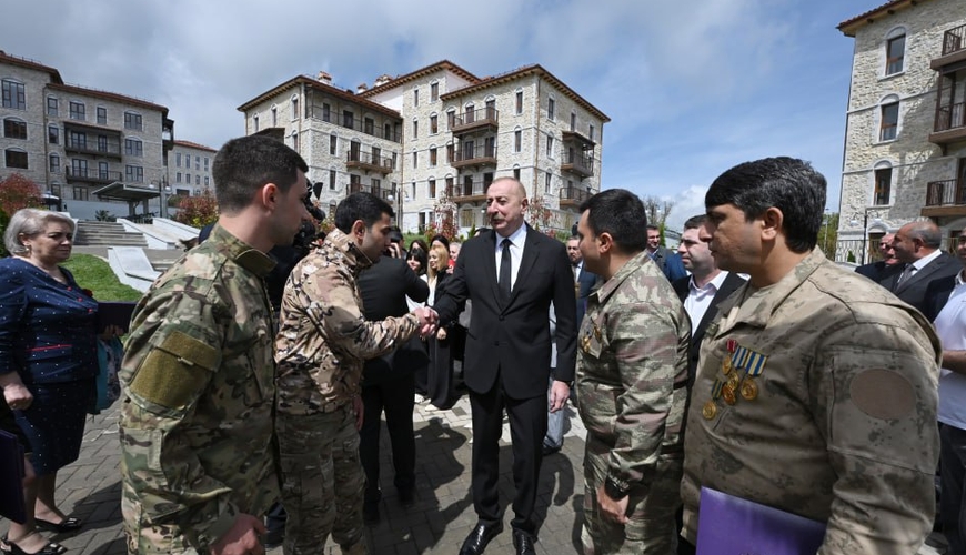 Ильхам Алиев вручил ключи первым жителям, переселившимся в Шушу - ФОТО
