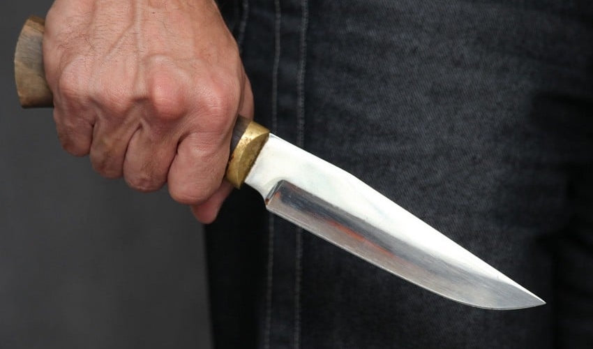 Paytaxtda 38 yaşlı kişi özünü bıçaqladı