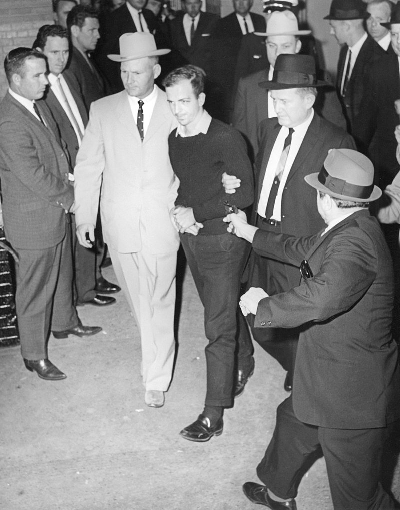 800px-Lee_Harvey_Oswald_being_shot_by_Jack_Ruby_as_Oswald_is_being_moved_by_police,_1963.jpg (135 KB)